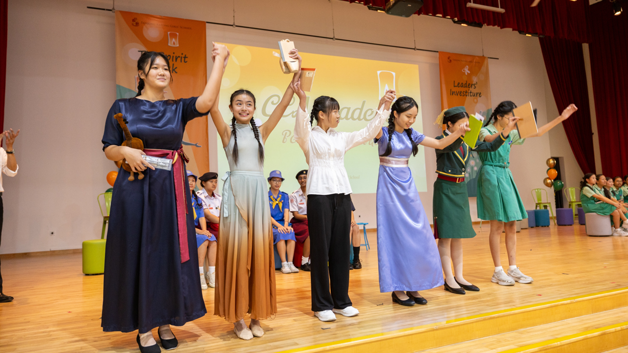 Students leaders from various CCA groups bowing after receiving their mementos from their seniors