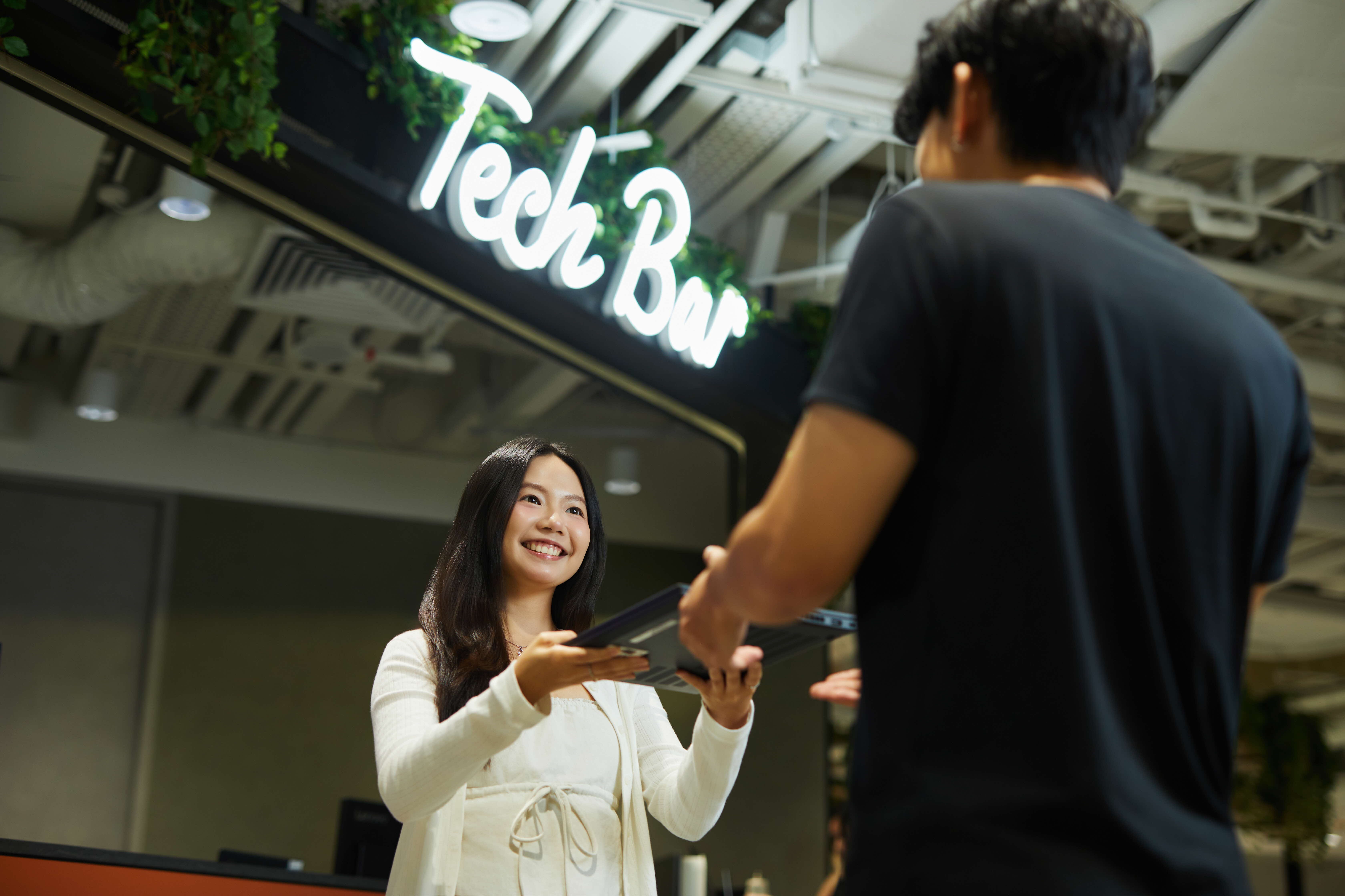 Image of staff receiving help at tech bar