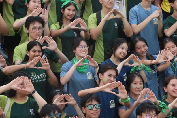 Delta House students posing for a photo during Orientation.