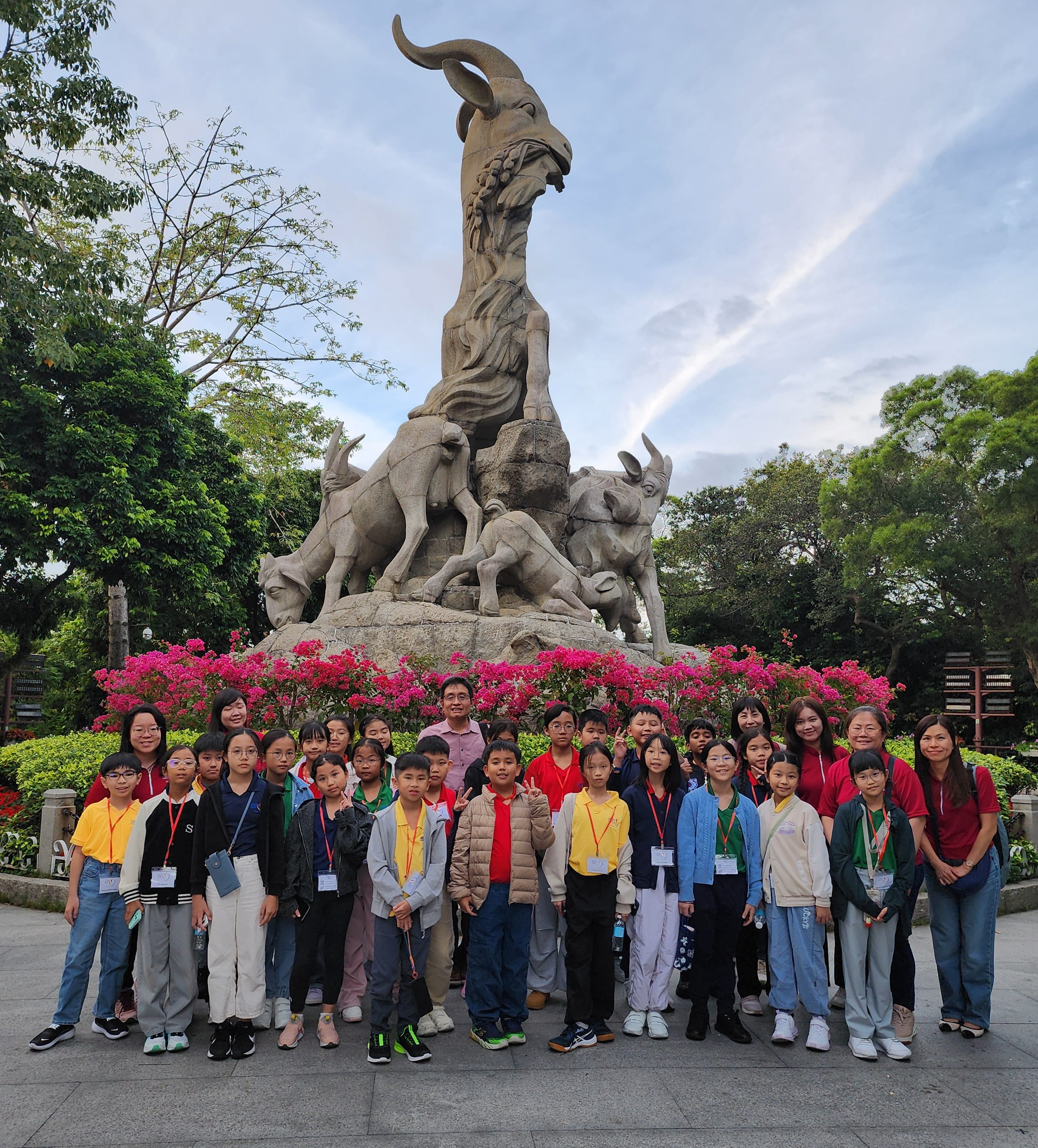 Standing in front of the iconic Five Goats Statue, one of Guangzhou’s most beloved landmarks and a symbol deeply rooted in the city’s history and identity. 
