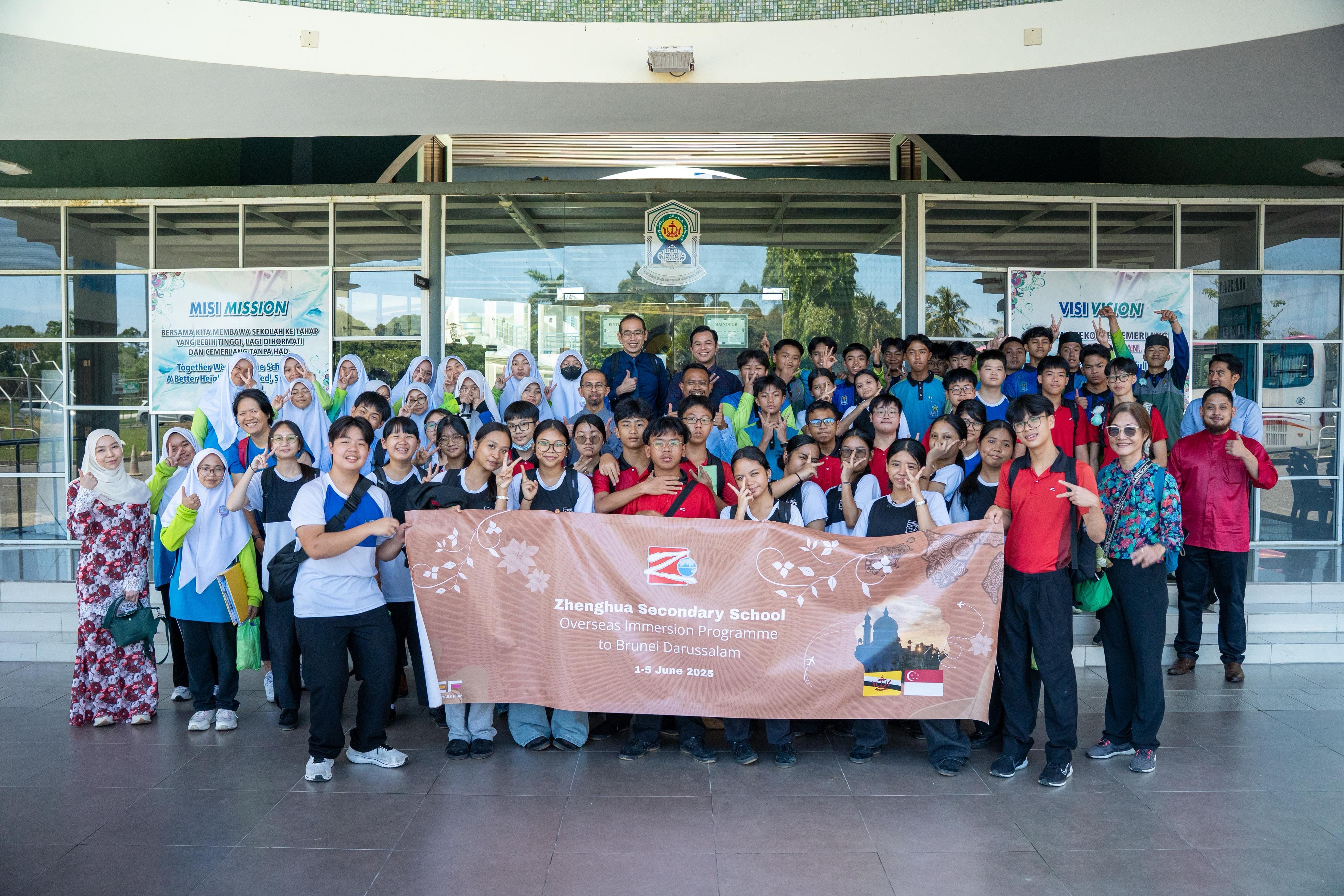 Large group of students and teachers pose with a Zhenghua Secondary School Overseas Immersion Programme to Brunei banner.