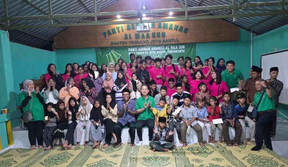 Large group of adults and children posing indoors at Panti Asuhan Amanah Al Maa Uun in Bantul, Yogyakarta.