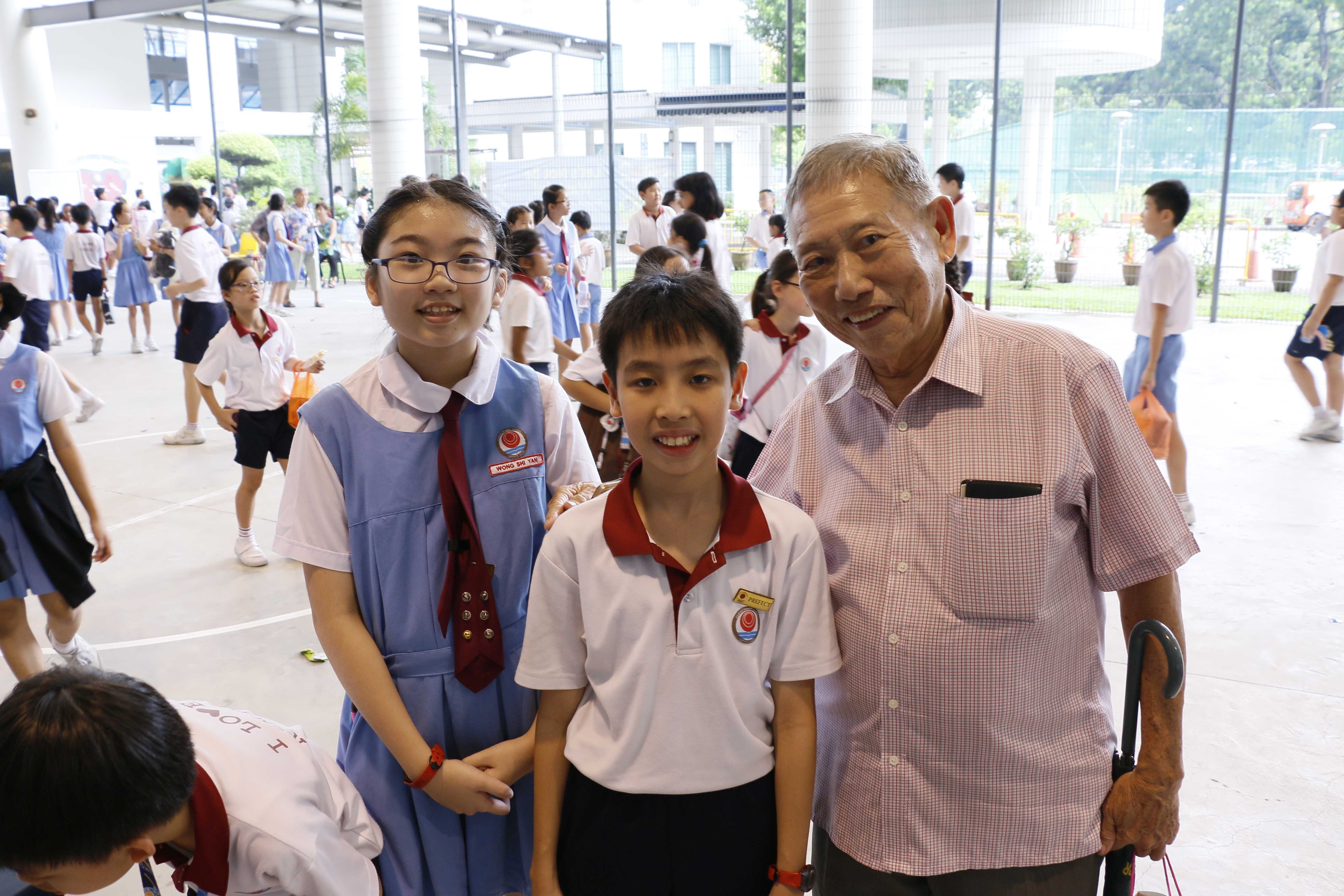 take a photo with grandparents