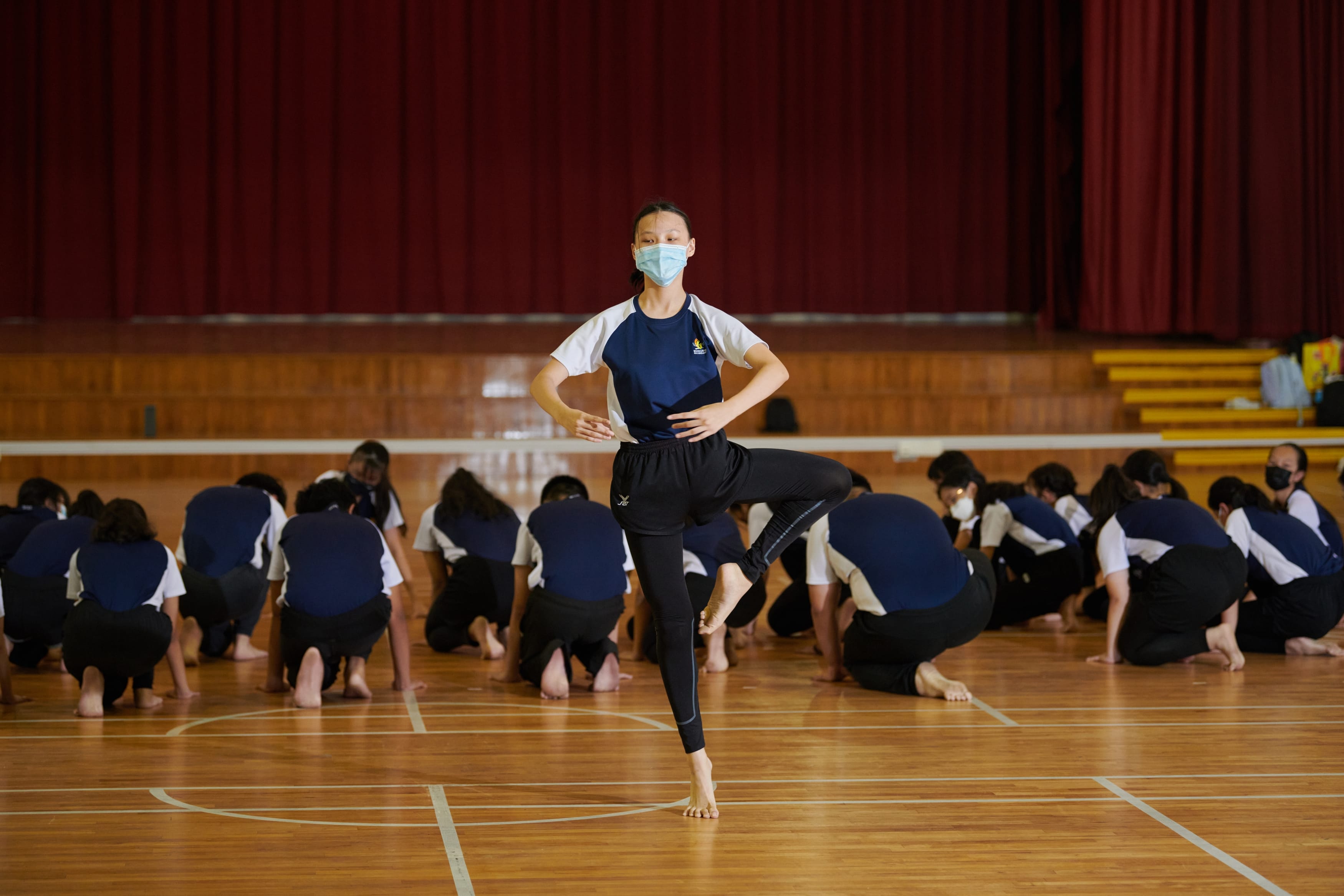 A modern dance rehersal in the hall.