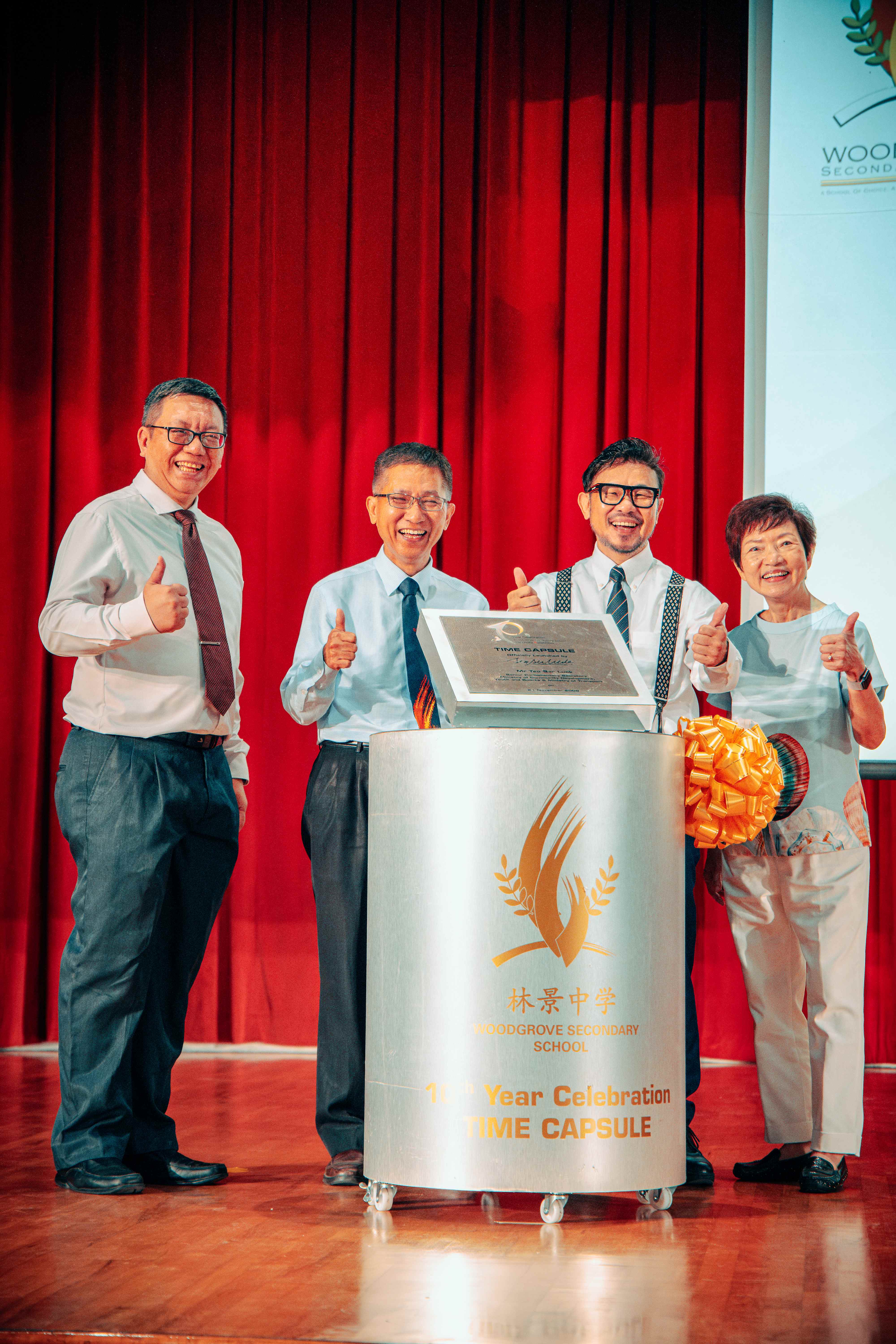 Mr Chua (former principal) posing with the time capsule with members of the School Advisory Commitee.